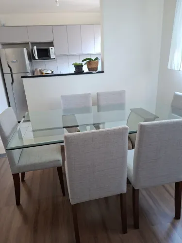 Mesa de jantar com 6 cadeiras de tecido de linho hipermealizado