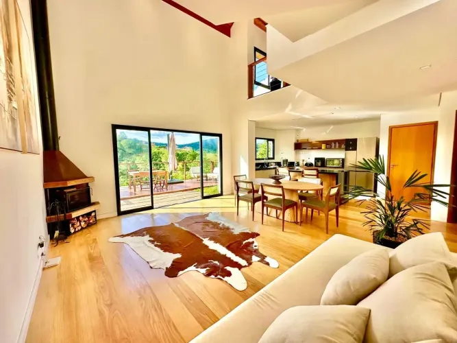 Casa para venda tem 280 metros quadrados com 4 quartos em Atalaia - Campos do Jordão - São