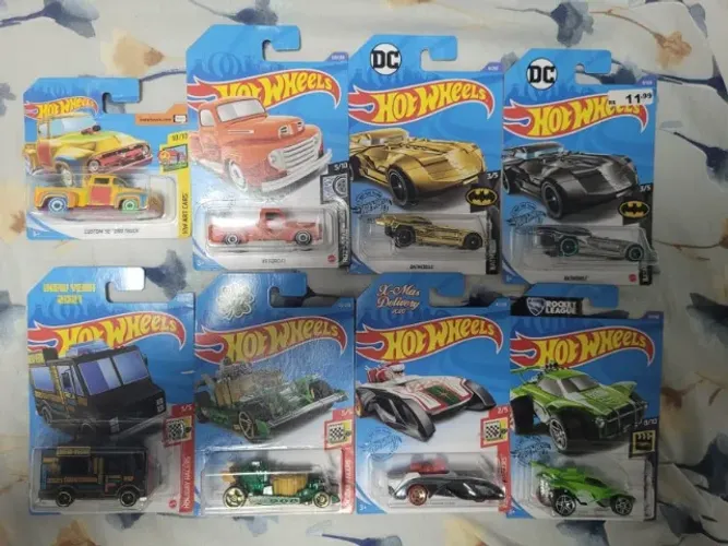 Kit 8 Hot Wheels Temáticos (Batman; Pickup/Picape; Game; Feriados)