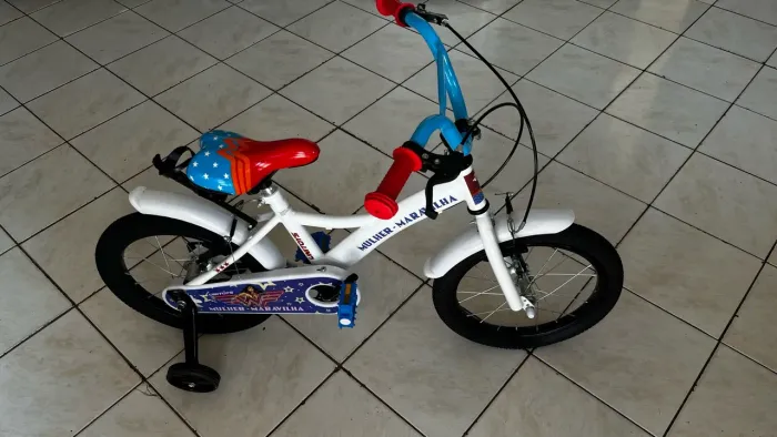 Bicicleta infantil aro 16 (mulher maravilha)