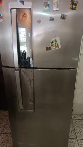 Geladeira retirada de peças