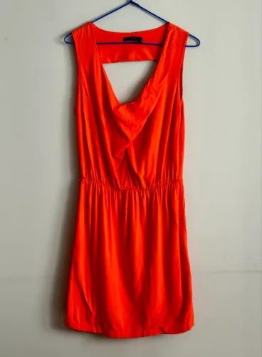 Vestido curto laranja Calvin Klein costas abertas tamanho P
