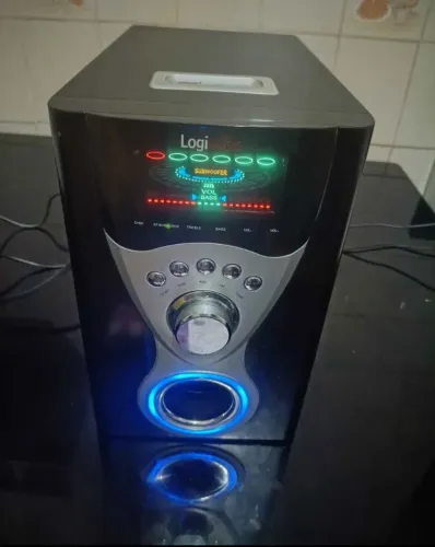 sistema de som Logisonic 2.1, composto por um subwoofer central e duas caixas satélites.