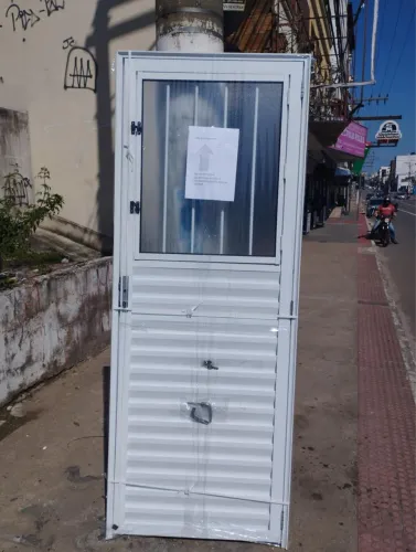 PORTA DE ALUMÍNIO BRANCA COM JANELINHA (SOCIAL) - MEGA PROMOÇÃO