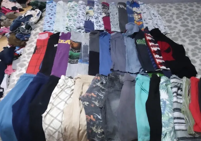Lotinho de roupas de menino tamanho 8 anos com 40 peças