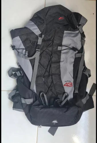 Mochila de viagem de 43 litros da marca trilhas & rumo.
