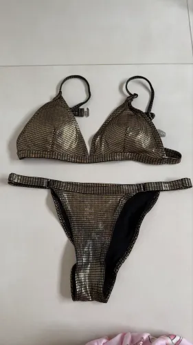Biquíni dourado