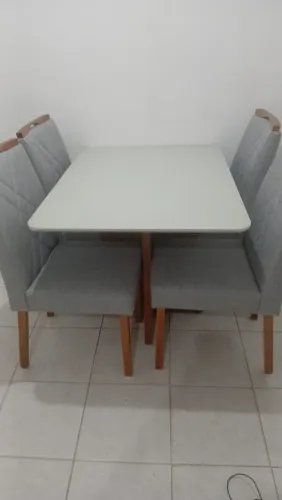 Mesa com 4 cadeiras, 1 ano de uso