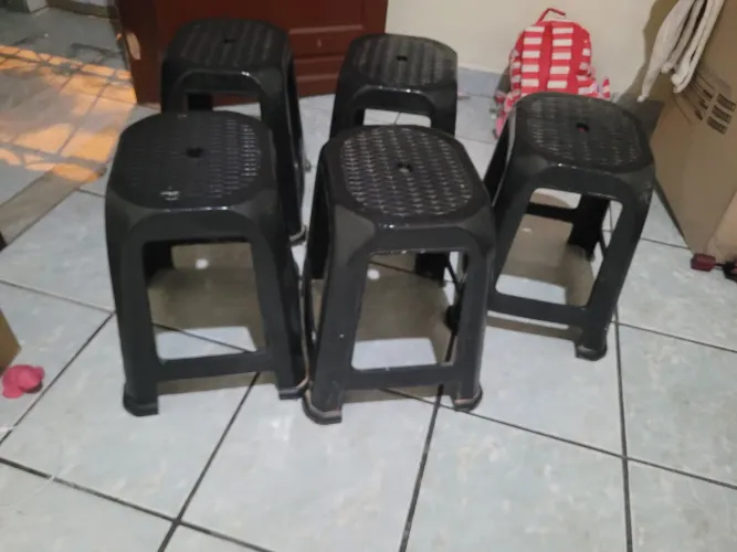 Kit cinco banquinhos pretos de plástico