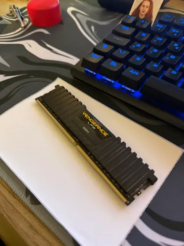 Memória RAM 8GB Corsair LPX Vengeance DDR4 2400Mhz