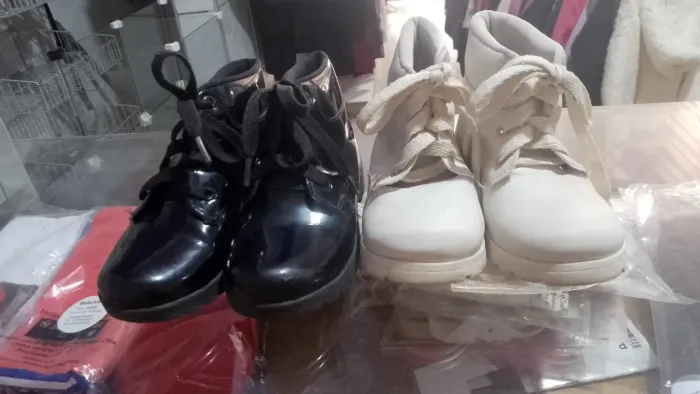 Bota infantil menina n 25.         30.00 cada     50.00 as 2
