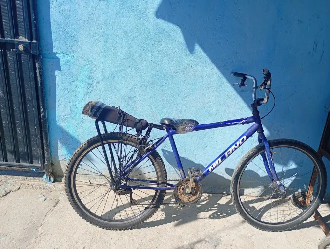 Vende-se bicicleta está localizada em grama você que deu o preço