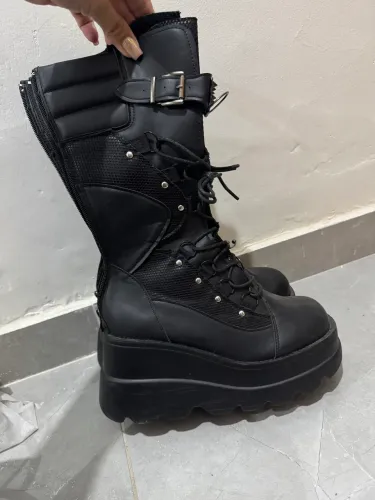 Bota cano longo piercing preta