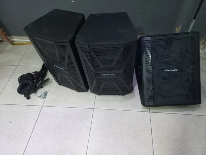 Kit completo de som , microfones e mesa de som .