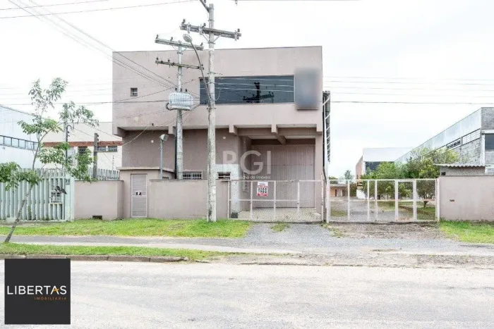 Pavilhão com área construída de cerca de 900m²