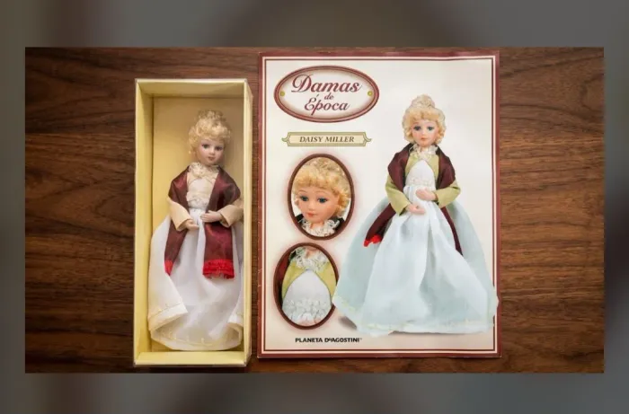 Boneca damas de época rara com fasciculo