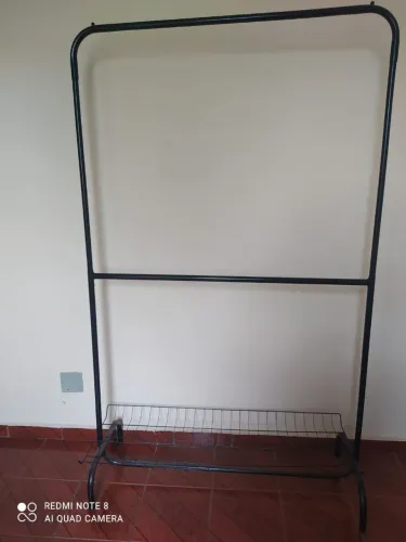 Arara de roupas 1,50m com barra central e sapateira