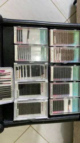 Vende-se: Materiais para extensão de cílios, alguns incompletos mas ainda usáveis