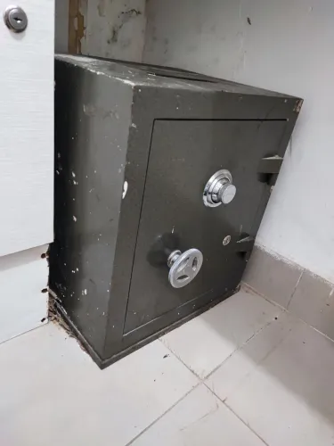 Cofre com abertura para colocar dinheiro 
