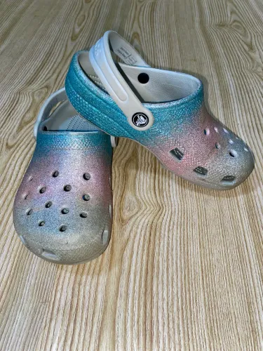 Crocs Classic Glitter Clog na cor Shimmer/Multi, Tam J2 - BR 33