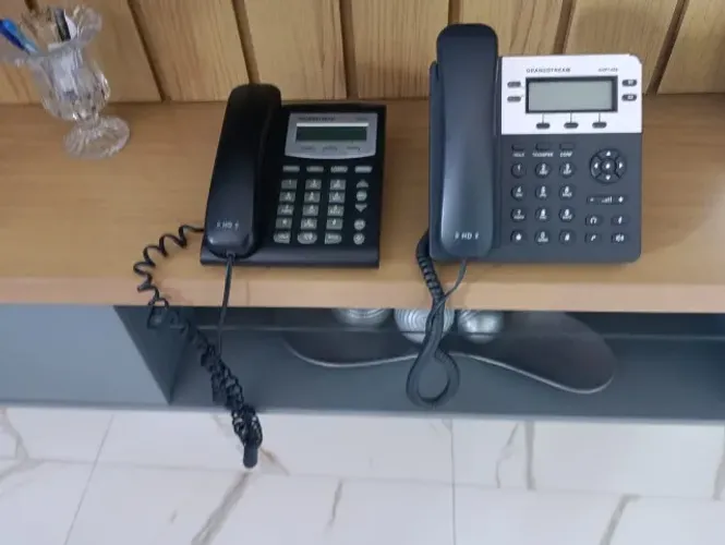 02 Telefones IP Grandstream sendo 01 GXP1450 e outro 1  GXP285