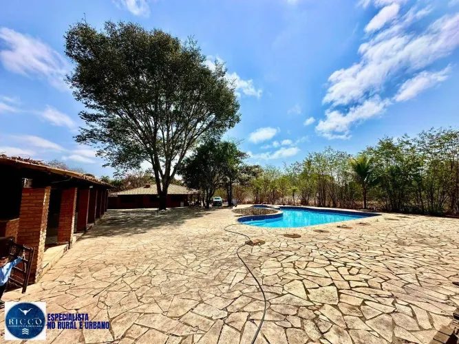 Chácara à Venda em Hidrolândia-GO | 8.000 m² | Piscina com Bar Molhado