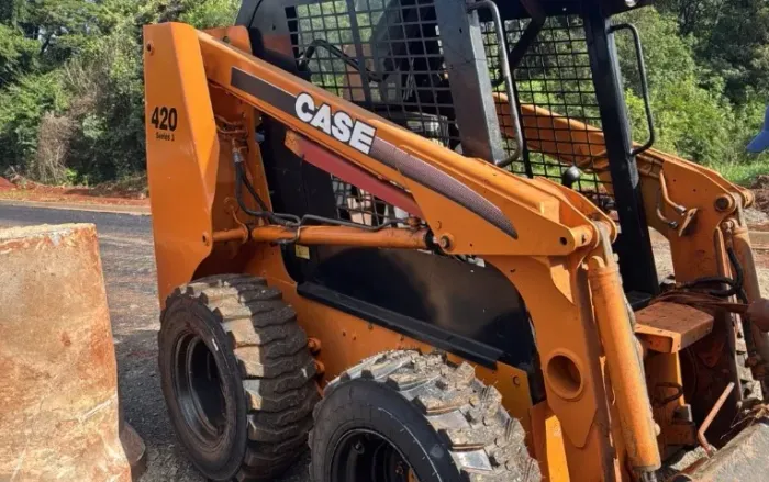 Miniescavadeira bobcat case 420