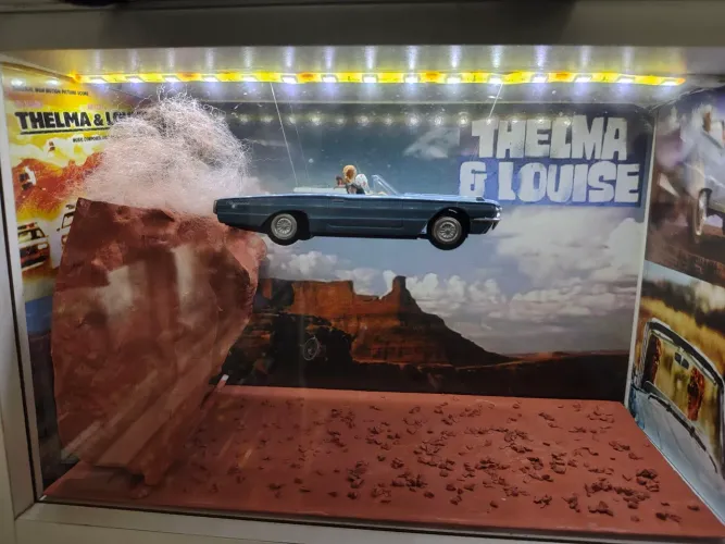 Diorama Thelma e Louise com iluminação, miniatura e figuras.