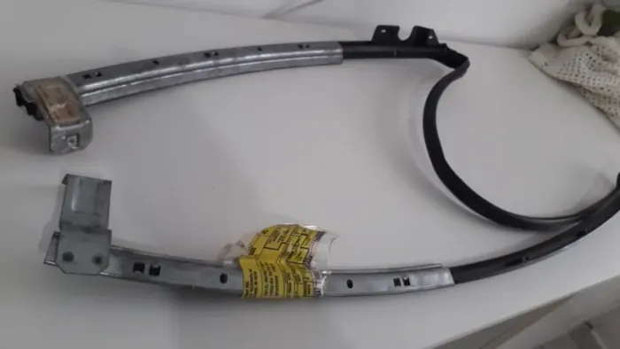 Canaleta com Armação Do Vidro Da Porta Dianteira Lado Direito Passageiro Ford Taurus 96/97