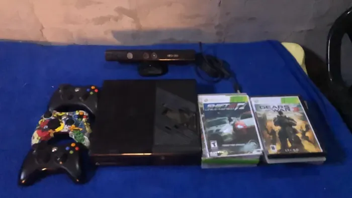 Xbox 360 super slim com três manetes Kinect e vários jogos com a