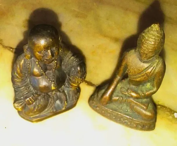 Par Esculturas Miniaturas Representando Buda Tibetano Bronze *Descrição
