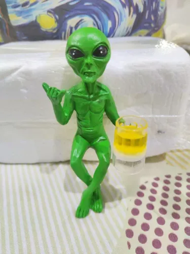 Estátua Figure Alienígena ET com caneca de cerveja 15cm Escultura em Resina Decoração