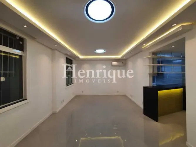 Lindo apartamento todo reformado, piso porcelanato sendo 02 suítes.