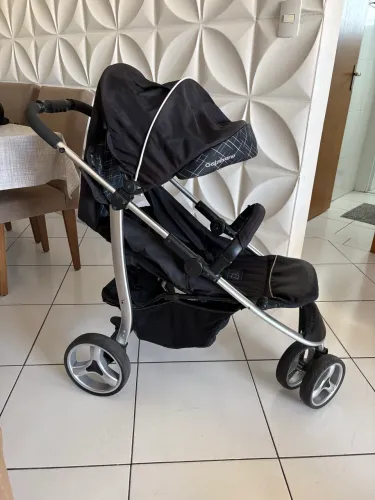 Carrinho de bebê com bebê conforto em perfeito estado.