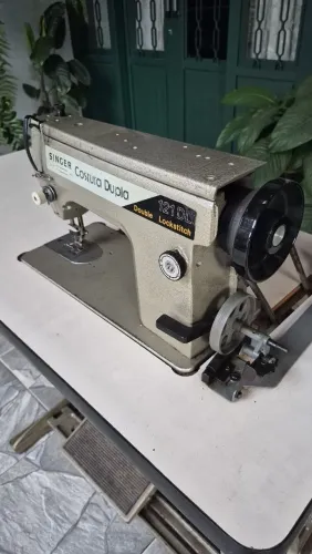 Máquina Singer 121 DL