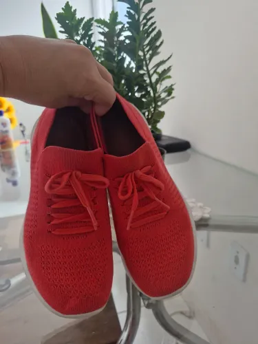 Tênis Skechers Go Walk Joy - Fresh View na cor coral.