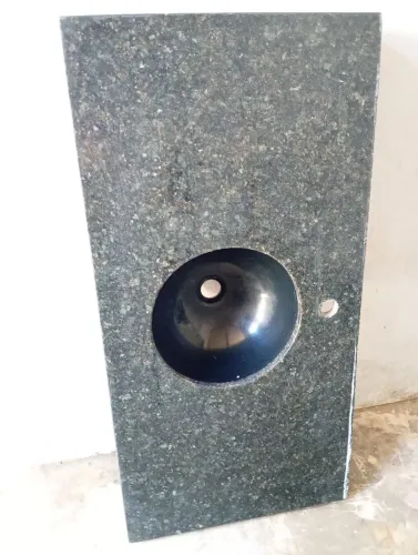 Balcão em granito com cuba de cerâmica preta, medindo 1.0x0.50