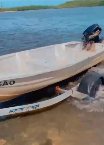 Barco de fibra + motor de popa