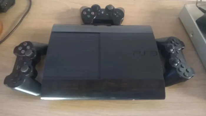 Plastation 3 Super Slim (PS3) conservado, desbloqueado / 500 GB/ 3 controles.