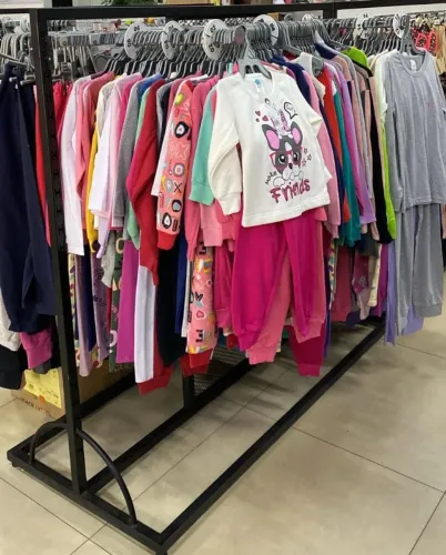Arara expositor de roupa