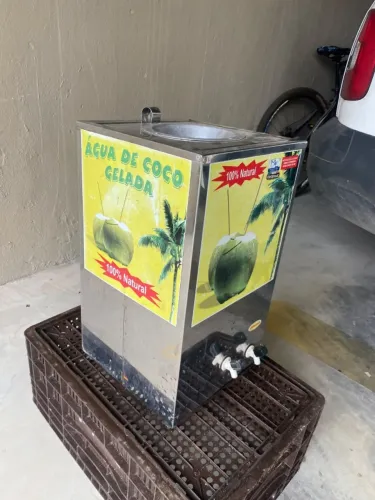 Máquina Torre Para Gelar Água de Coco
