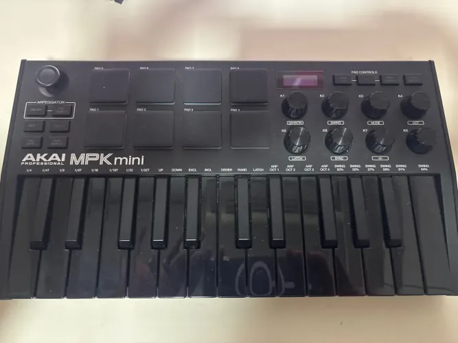 Controlador Akai MPK mini