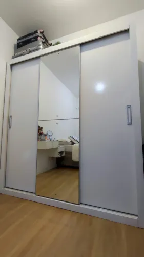 Guarda-Roupa Casal 3 Portas 4 Gavetas Branco com Espellho
