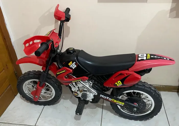 Moto elétrica infantil de barbada