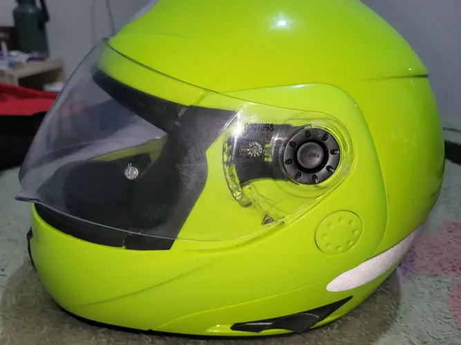 Capacete escamoteavel