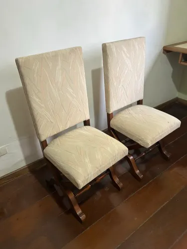 Par de cadeiras elegantes para lateral de móveis