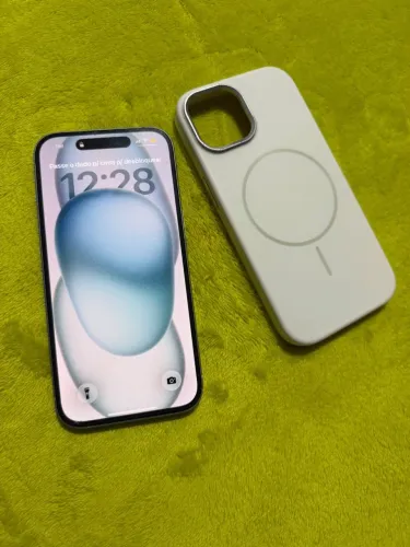 Vendo iPhone 15 normal na cor azul
