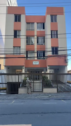 Alugo ótimo 1/4 sala com garagem pintadinho .mas só disponível em Junho..