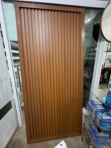 Porta em Alumínio Ripado