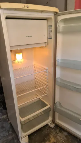 Geladeira Electrolux 320L 